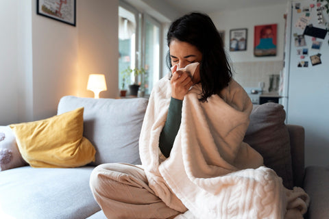 Räuchern im Winter: Räucherschale mit Kräutern und Harzen für gemütliche Abende
