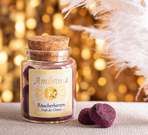 Ambrosia Räucherherzen im Glas vor warmem Lichterhintergrund