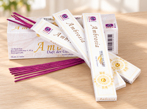 Ambrosia Räucherstäbchen, mehrere Packungen auf Holztisch