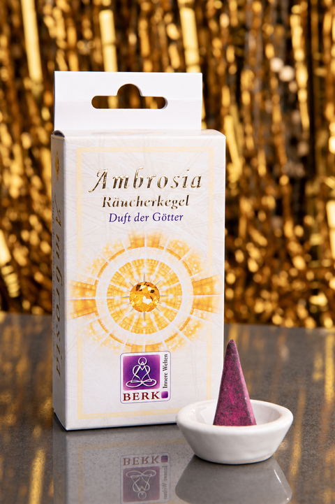 Räucherkegel Ambrosia mit Kegel im Keramikhalter vor goldenem Hintergrund