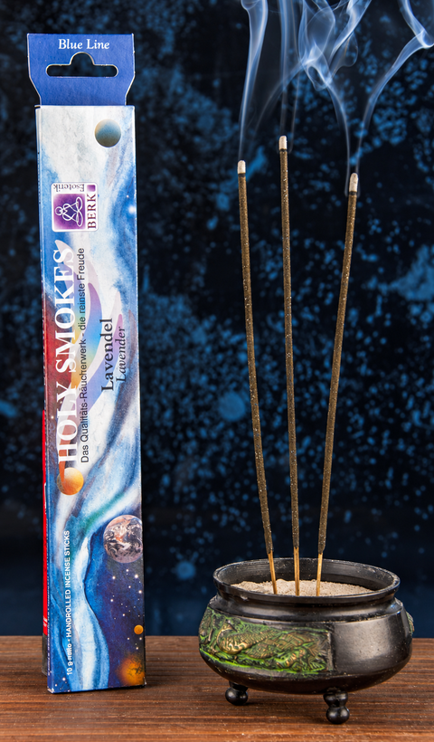 Lavendel Räucherstäbchen mit Rauch in einer Schale