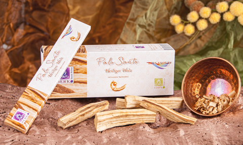 Palo Santo Räucherstäbchen mit Palo-Santo-Hölzern und Kupferschale