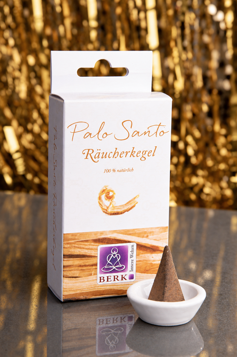 Räucherkegel Palo Santo mit Kegel im Keramikhalter vor goldenem Hintergrund