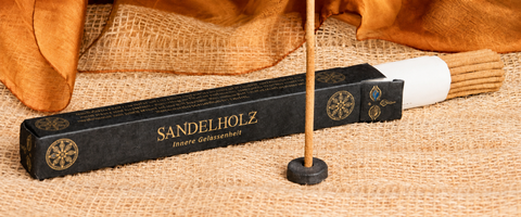 Tibetische Räucherstäbchen Sandelholz auf Jutestoff