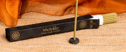 Tibetische Räucherstäbchen Wacholder auf Jutestoff