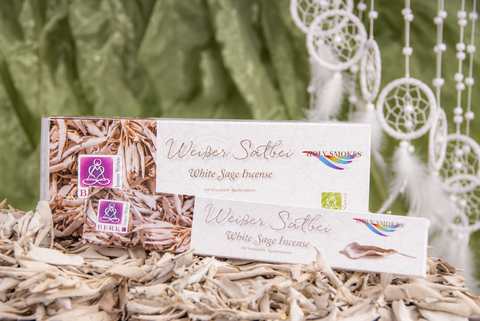 Weißer Salbei Räucherstäbchen mit losem Salbei und Traumfängern